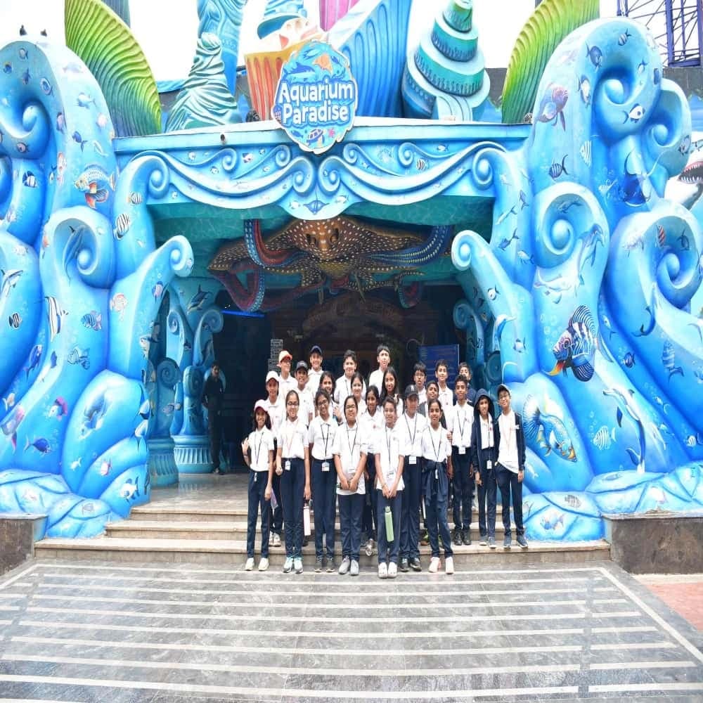 Students group trip aquarium